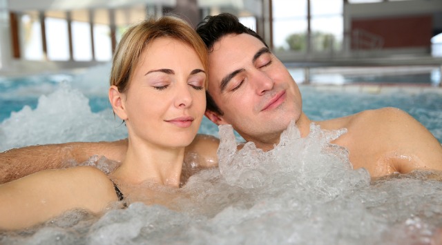 couple-in-hot-tub
